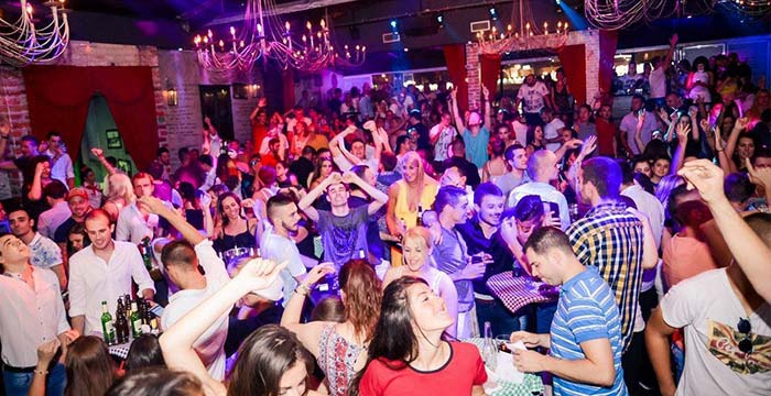 na vodi kafana nova godina
